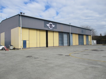 Hangar avec bureaux à proximité de l'aérogare