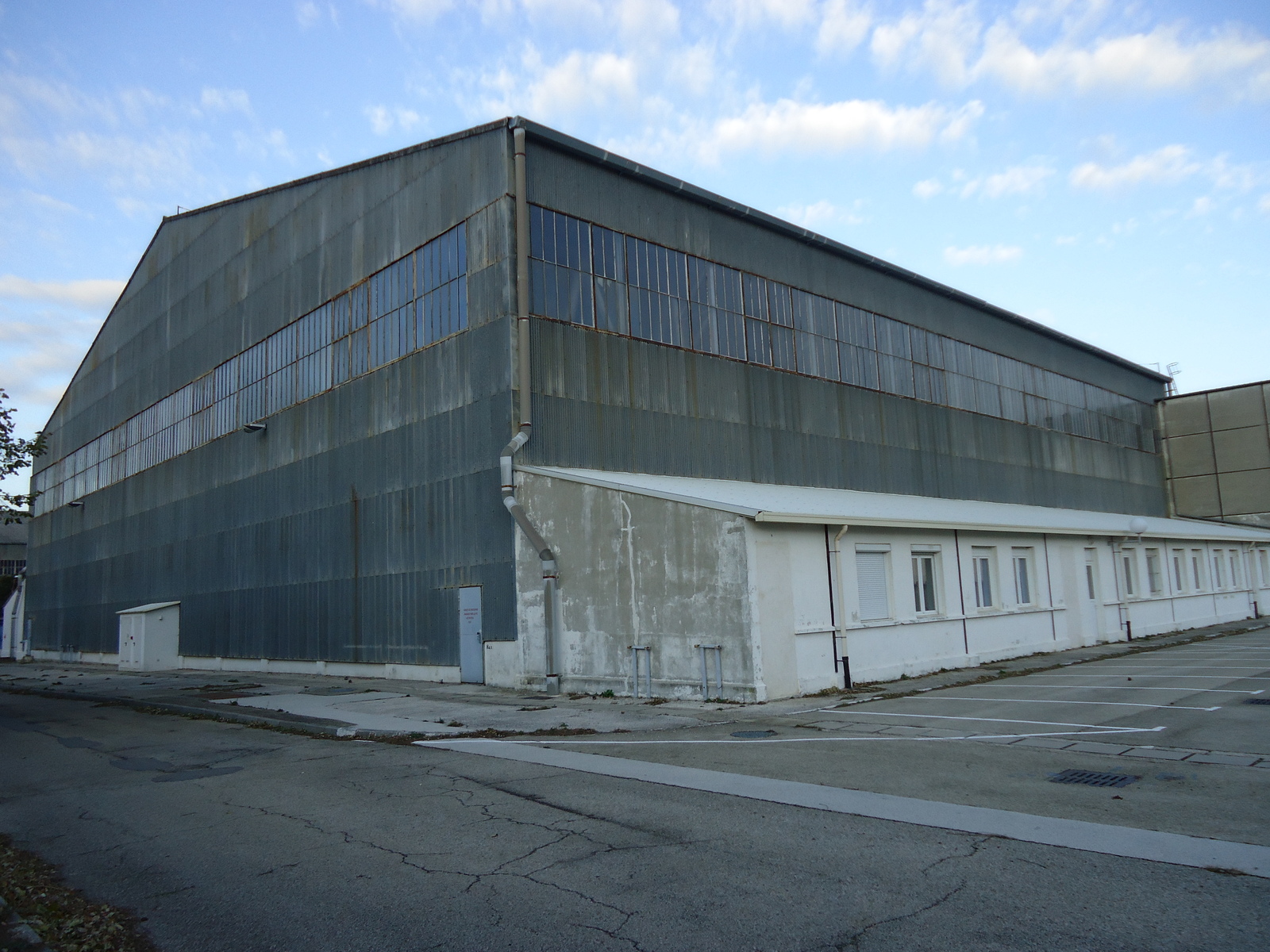 Hangar H4